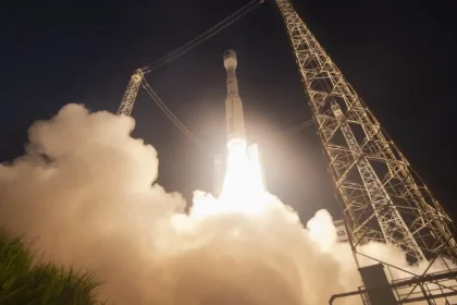 Décollage de la fusée Vega-C transportant le satellite Biomass depuis le centre spatial de Kourou, dans la nuit du 29 avril 2025