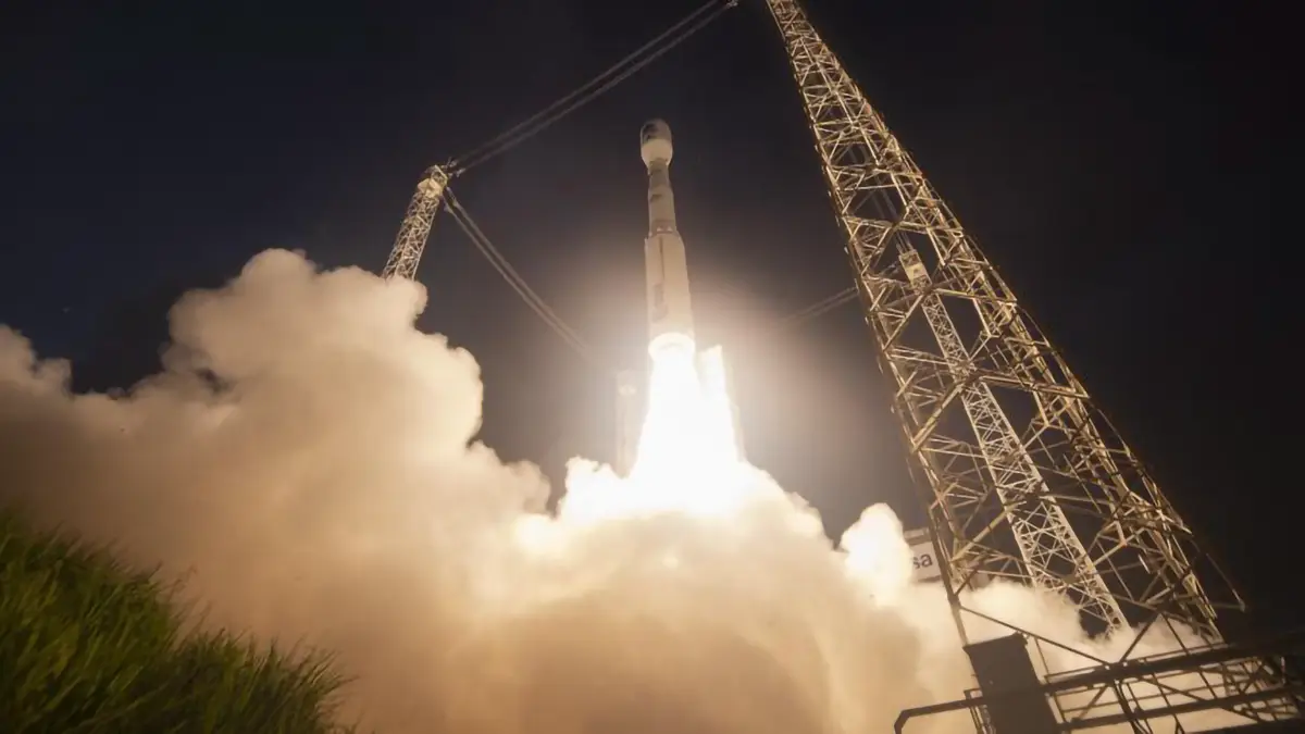 Décollage de la fusée Vega-C transportant le satellite Biomass depuis le centre spatial de Kourou, dans la nuit du 29 avril 2025