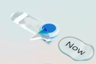 Interface graphique stylisée représentant une interaction utilisateur avec le bouton "Now" sur fond clair, associée à l’IA des Copilot+ PCs.