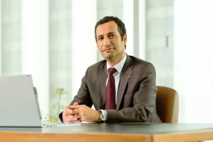Mohamed Benchaâboun en costume professionnel assis à son bureau, illustrant la gouvernance de Maroc Telecom