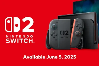 Console Nintendo Switch 2 noire avec ses manettes Joy-Con, devant un écran, disponible le 5 juin 2025.
