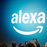 Présentation d’Alexa Plus par Amazon lors d’un événement officiel, avec le logo projeté en arrière-plan