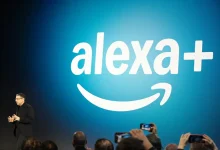 Présentation d’Alexa Plus par Amazon lors d’un événement officiel, avec le logo projeté en arrière-plan