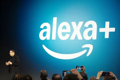Présentation d’Alexa Plus par Amazon lors d’un événement officiel, avec le logo projeté en arrière-plan