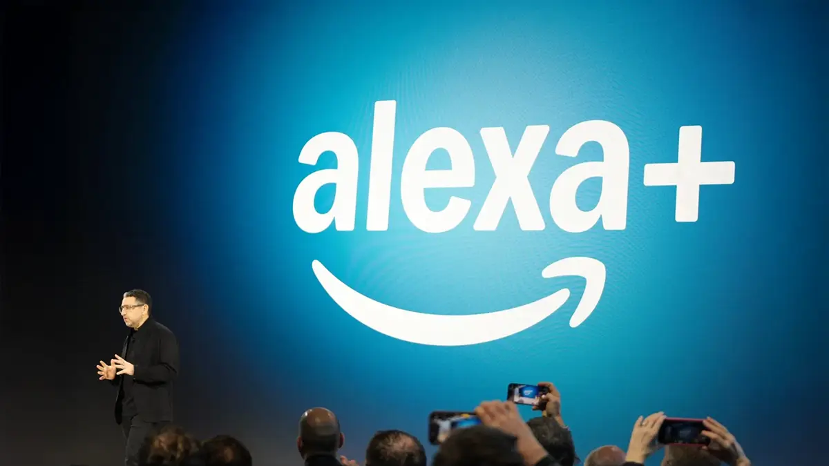 Présentation d’Alexa Plus par Amazon lors d’un événement officiel, avec le logo projeté en arrière-plan