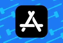 Logo de l’App Store stylisé en blanc sur fond noir, sur fond bleu illustré de maillets de justice