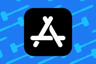 Logo de l’App Store stylisé en blanc sur fond noir, sur fond bleu illustré de maillets de justice