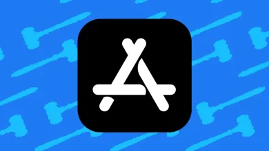 Logo de l’App Store stylisé en blanc sur fond noir, sur fond bleu illustré de maillets de justice