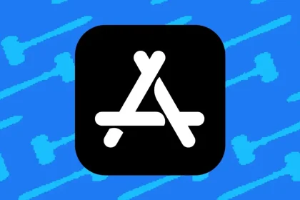 Logo de l’App Store stylisé en blanc sur fond noir, sur fond bleu illustré de maillets de justice