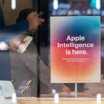 Affiche Apple Intelligence en vitrine d’un Apple Store, avec des clients en arrière-plan