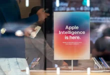 Affiche Apple Intelligence en vitrine d’un Apple Store, avec des clients en arrière-plan