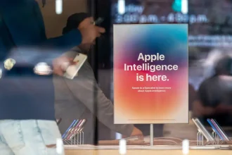 Affiche Apple Intelligence en vitrine d’un Apple Store, avec des clients en arrière-plan