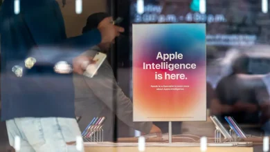 Affiche Apple Intelligence en vitrine d’un Apple Store, avec des clients en arrière-plan