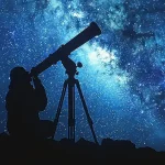 Silhouette d’un astronome observant un ciel étoilé à l’aide d’un télescope sous la Voie lactée