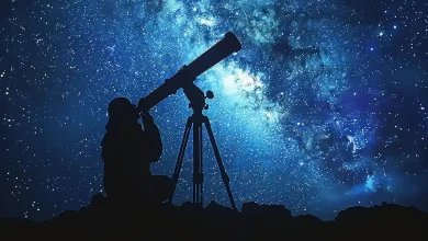 Silhouette d’un astronome observant un ciel étoilé à l’aide d’un télescope sous la Voie lactée