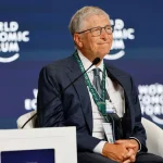 Bill Gates assis lors du Forum économique mondial, annonçant sa décision de donner toute sa fortune d’ici 2045