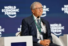 Bill Gates assis lors du Forum économique mondial, annonçant sa décision de donner toute sa fortune d’ici 2045