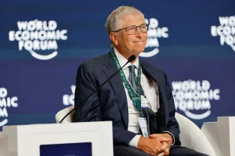 Bill Gates assis lors du Forum économique mondial, annonçant sa décision de donner toute sa fortune d’ici 2045