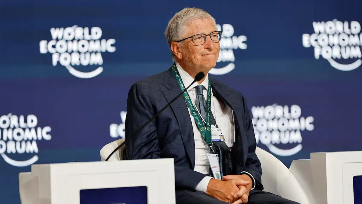 Bill Gates assis lors du Forum économique mondial, annonçant sa décision de donner toute sa fortune d’ici 2045