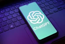 Smartphone affichant le logo ChatGPT posé sur le clavier d’un ordinateur portable, illustrant l’intégration de l’IA dans les usages numériques quotidiens.