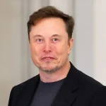 Elon Musk en veste noire, regard direct, lors d’un événement officiel
