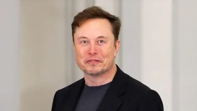 Elon Musk en veste noire, regard direct, lors d’un événement officiel