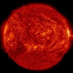 Image d'une éruption solaire intense capturée par la NASA le 13 mai 2025, montrant un puissant flash sur le bord droit du Soleil.