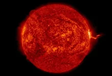 Image d'une éruption solaire intense capturée par la NASA le 13 mai 2025, montrant un puissant flash sur le bord droit du Soleil.