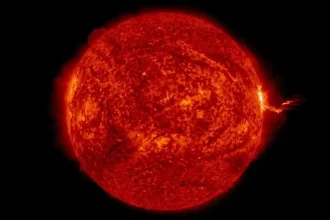 Image d'une éruption solaire intense capturée par la NASA le 13 mai 2025, montrant un puissant flash sur le bord droit du Soleil.