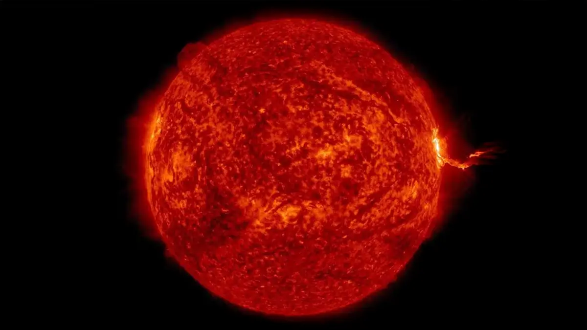 Image d'une éruption solaire intense capturée par la NASA le 13 mai 2025, montrant un puissant flash sur le bord droit du Soleil.