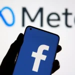 Logo de Facebook affiché sur un smartphone devant le logo de Meta, illustrant les risques numériques