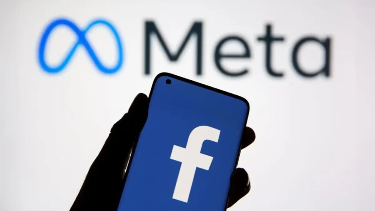 Logo de Facebook affiché sur un smartphone devant le logo de Meta, illustrant les risques numériques