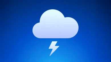 Icône stylisée d’un nuage blanc accompagné d’un éclair sur fond bleu uni, représentant l’identité visuelle de l’application Flashes dans l’écosystème Bluesky.