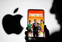 Un smartphone affichant l’écran d’accueil de Fortnite devant le logo Apple en arrière-plan.