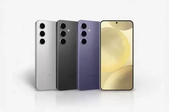 Trois modèles du Samsung Galaxy S24 alignés de dos, à côté d’un appareil vu de face affichant son écran AMOLED