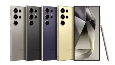 Cinq smartphones Galaxy S24 Ultra alignés, présentés en plusieurs coloris avec stylet.