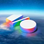 Logo 3D lumineux de Google I/O 2025 flottant dans une atmosphère céleste, avec un ciel étoilé en arrière-plan.