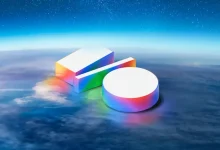 Logo 3D lumineux de Google I/O 2025 flottant dans une atmosphère céleste, avec un ciel étoilé en arrière-plan.