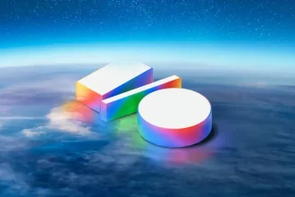Logo 3D lumineux de Google I/O 2025 flottant dans une atmosphère céleste, avec un ciel étoilé en arrière-plan.