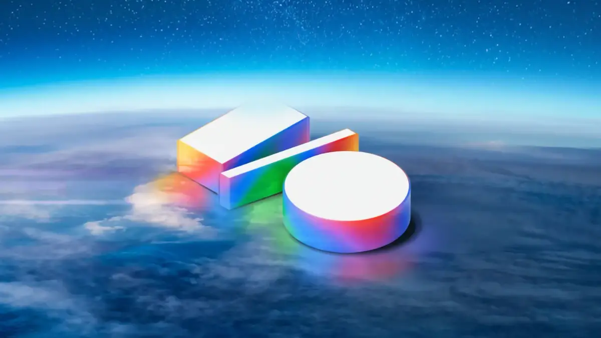 Logo 3D lumineux de Google I/O 2025 flottant dans une atmosphère céleste, avec un ciel étoilé en arrière-plan.