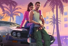 Jason et Lucia, les deux protagonistes de GTA 6, posent devant une voiture dans un décor urbain rétro.