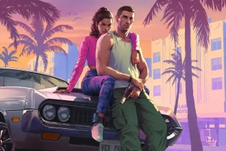 Jason et Lucia, les deux protagonistes de GTA 6, posent devant une voiture dans un décor urbain rétro.