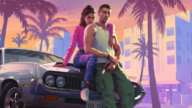 Jason et Lucia, les deux protagonistes de GTA 6, posent devant une voiture dans un décor urbain rétro.