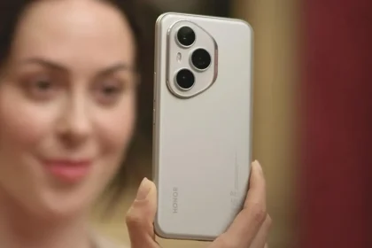 Une femme tenant un smartphone Honor 400 doté d’un triple module photo, face à l’objectif.