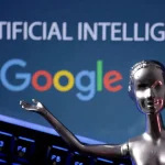 Une figurine robotique devant un écran affichant le logo Google et les mots "Artificial Intelligence"