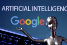 Une figurine robotique devant un écran affichant le logo Google et les mots "Artificial Intelligence"