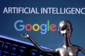 Une figurine robotique devant un écran affichant le logo Google et les mots "Artificial Intelligence"