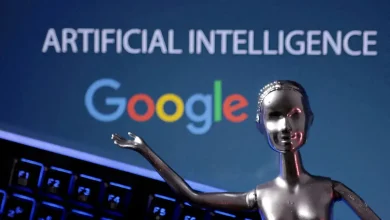 Une figurine robotique devant un écran affichant le logo Google et les mots "Artificial Intelligence"