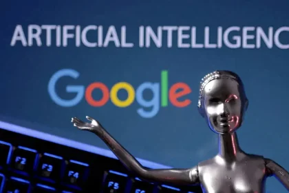 Une figurine robotique devant un écran affichant le logo Google et les mots "Artificial Intelligence"