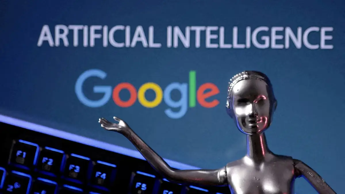 Une figurine robotique devant un écran affichant le logo Google et les mots "Artificial Intelligence"
